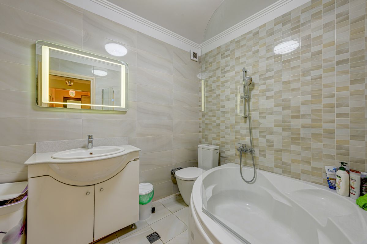 Apartament 3 camere cu curte interioara si garaj 4 parcari