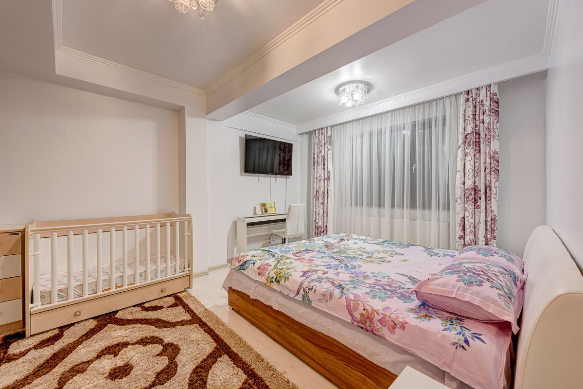 Apartament 3 camere cu curte interioara si garaj 4 parcari