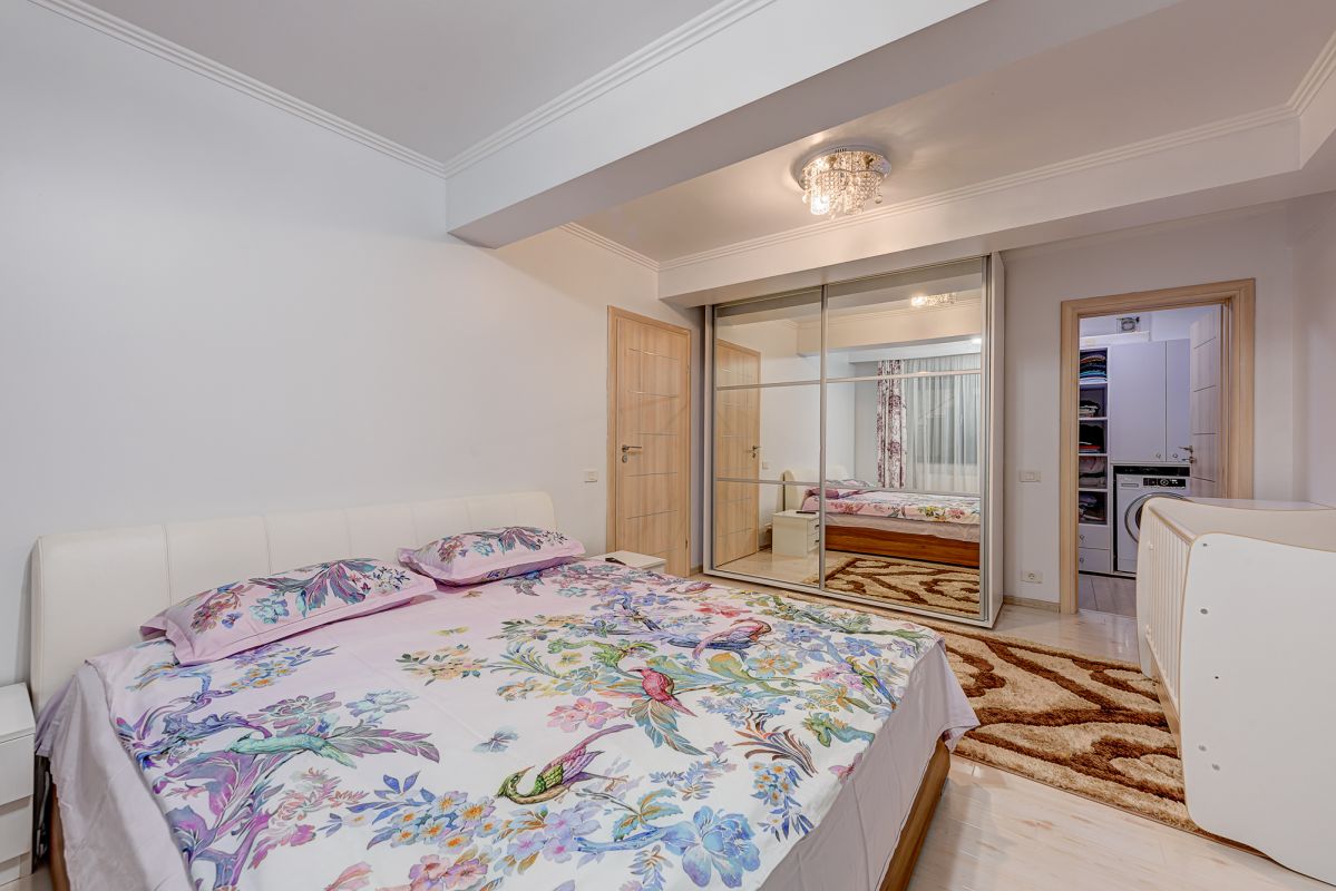 Apartament 3 camere cu curte interioara si garaj 4 parcari
