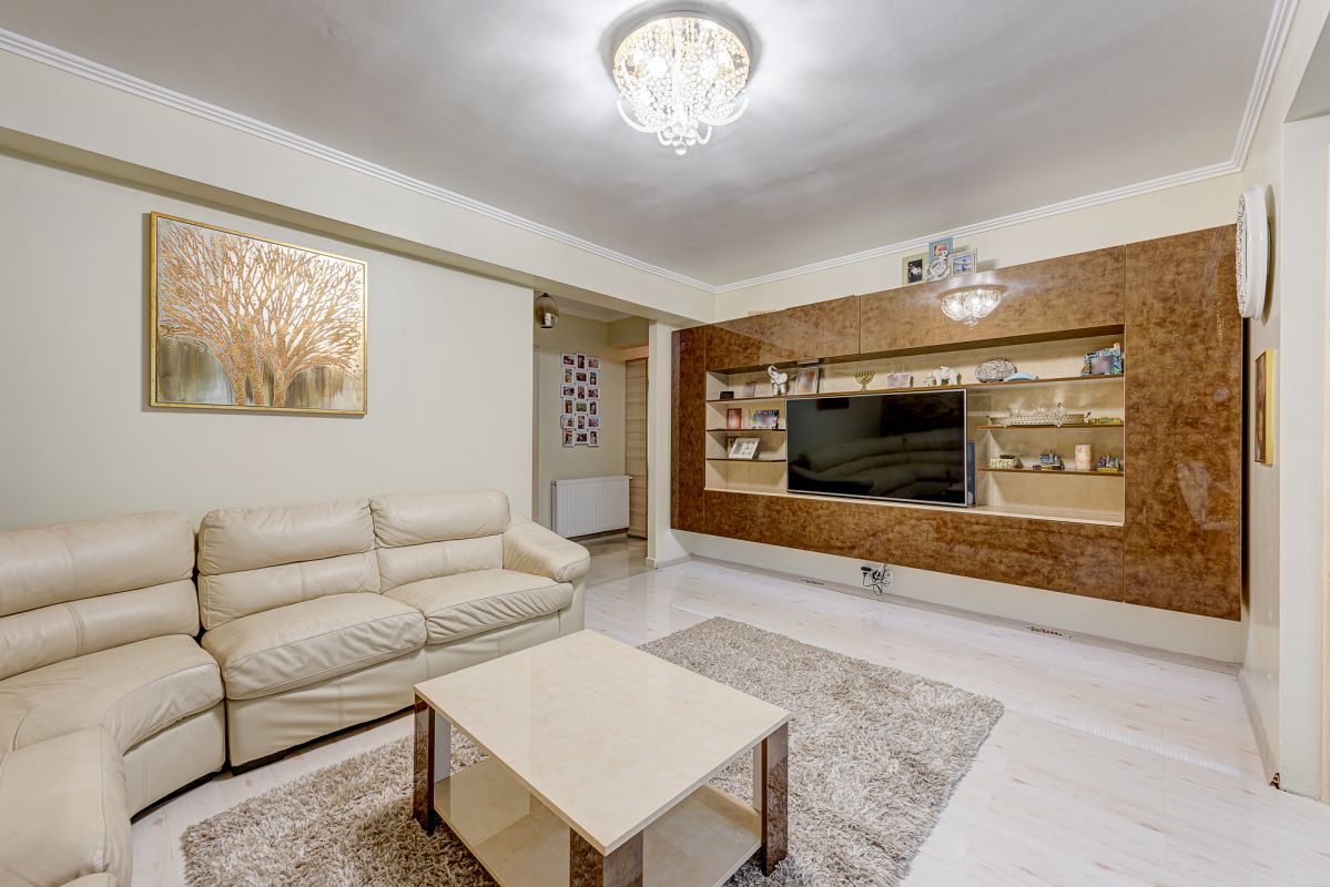 Apartament 3 camere cu curte interioara si garaj 4 parcari