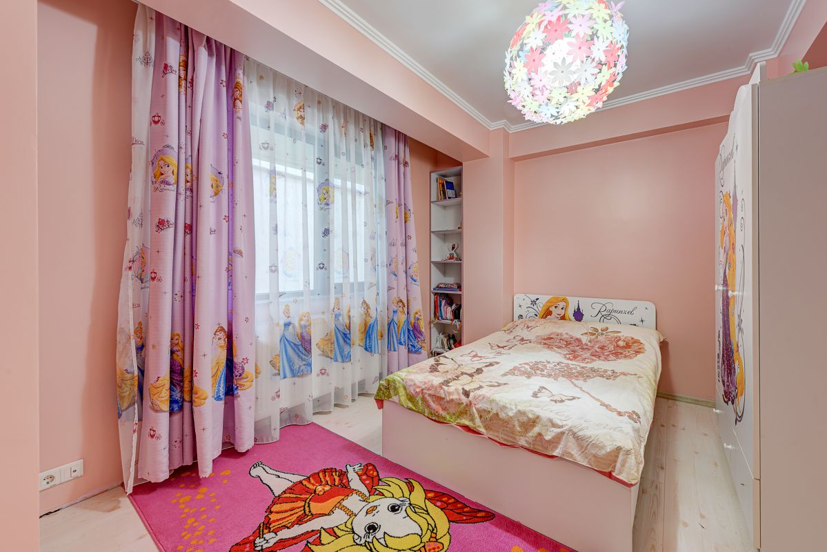Apartament 3 camere cu curte interioara si garaj 4 parcari