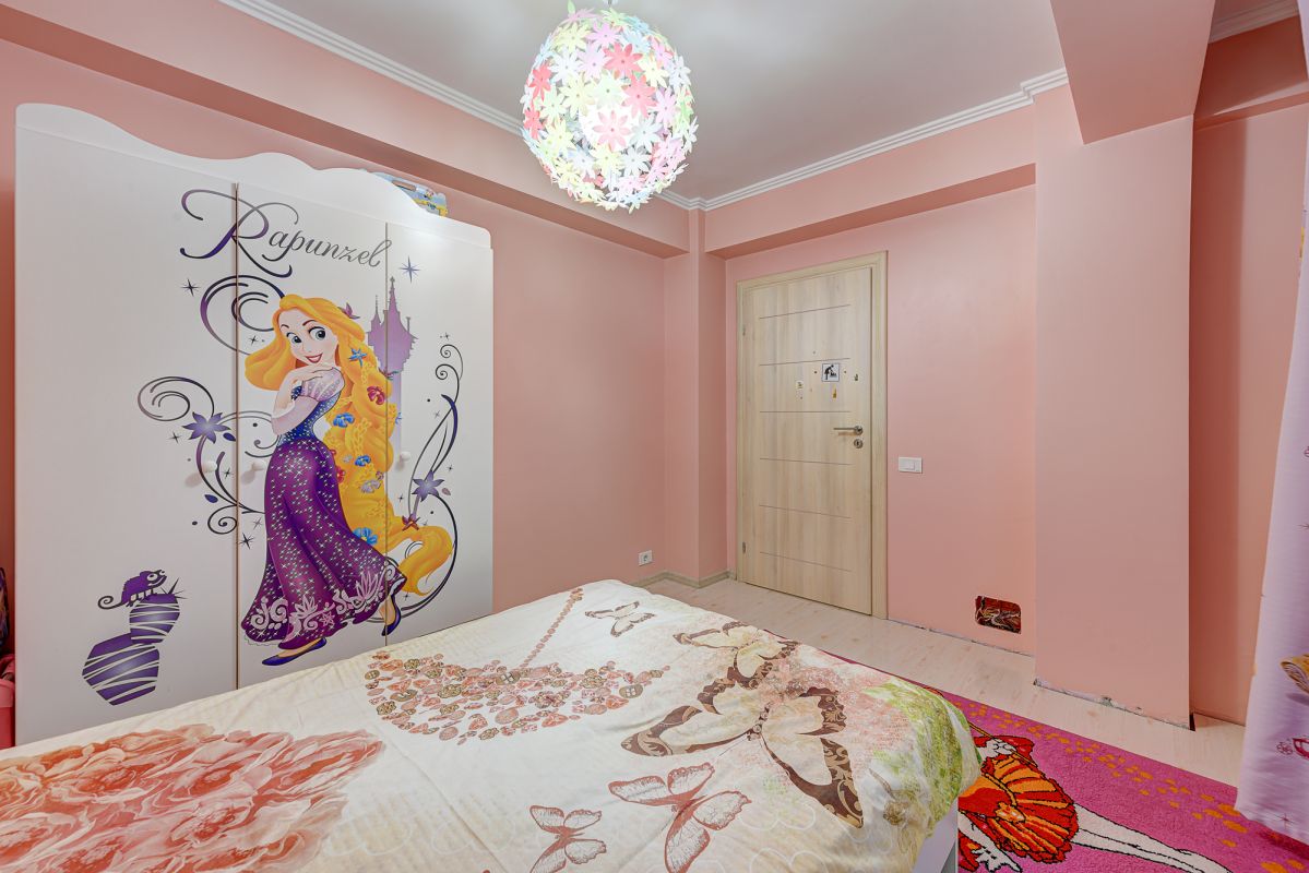 Apartament 3 camere cu curte interioara si garaj 4 parcari