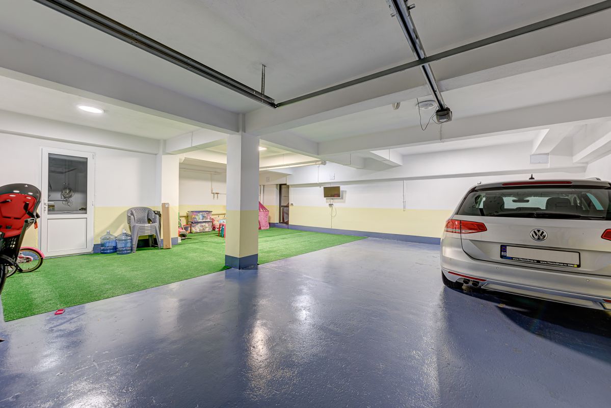 Apartament 3 camere cu curte interioara si garaj 4 parcari