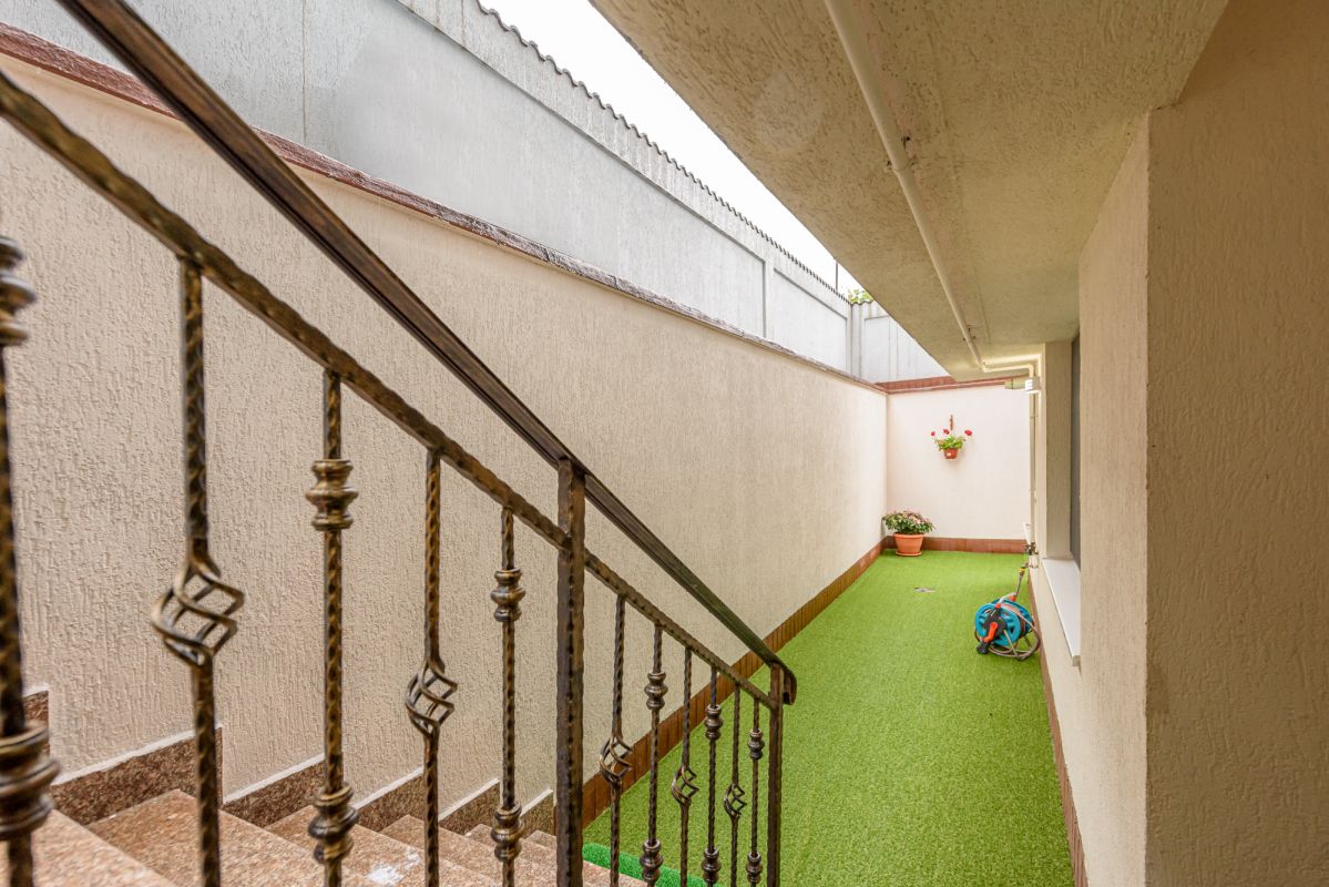 Apartament 3 camere cu curte interioara si garaj 4 parcari