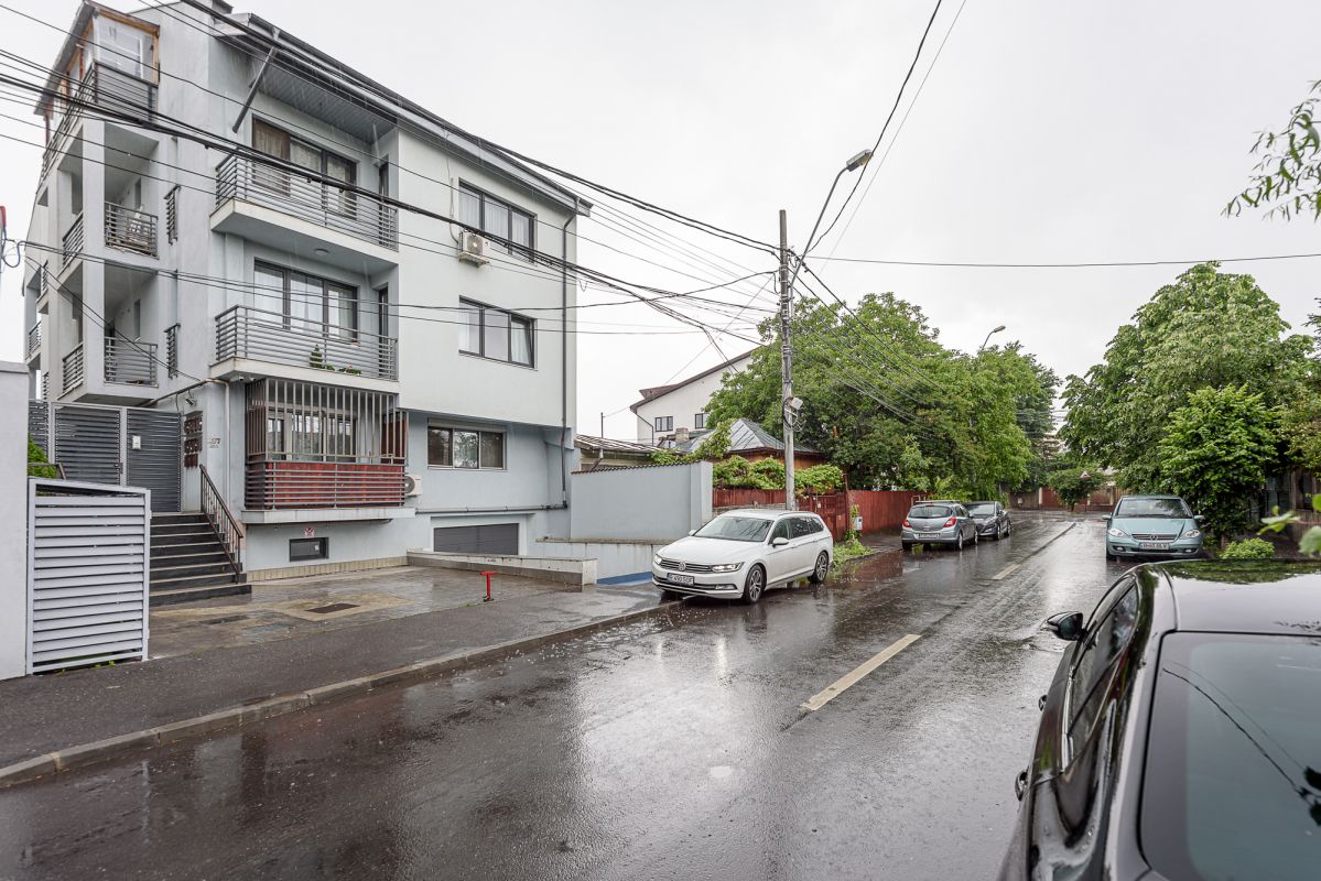 Apartament 3 camere cu curte interioara si garaj 4 parcari