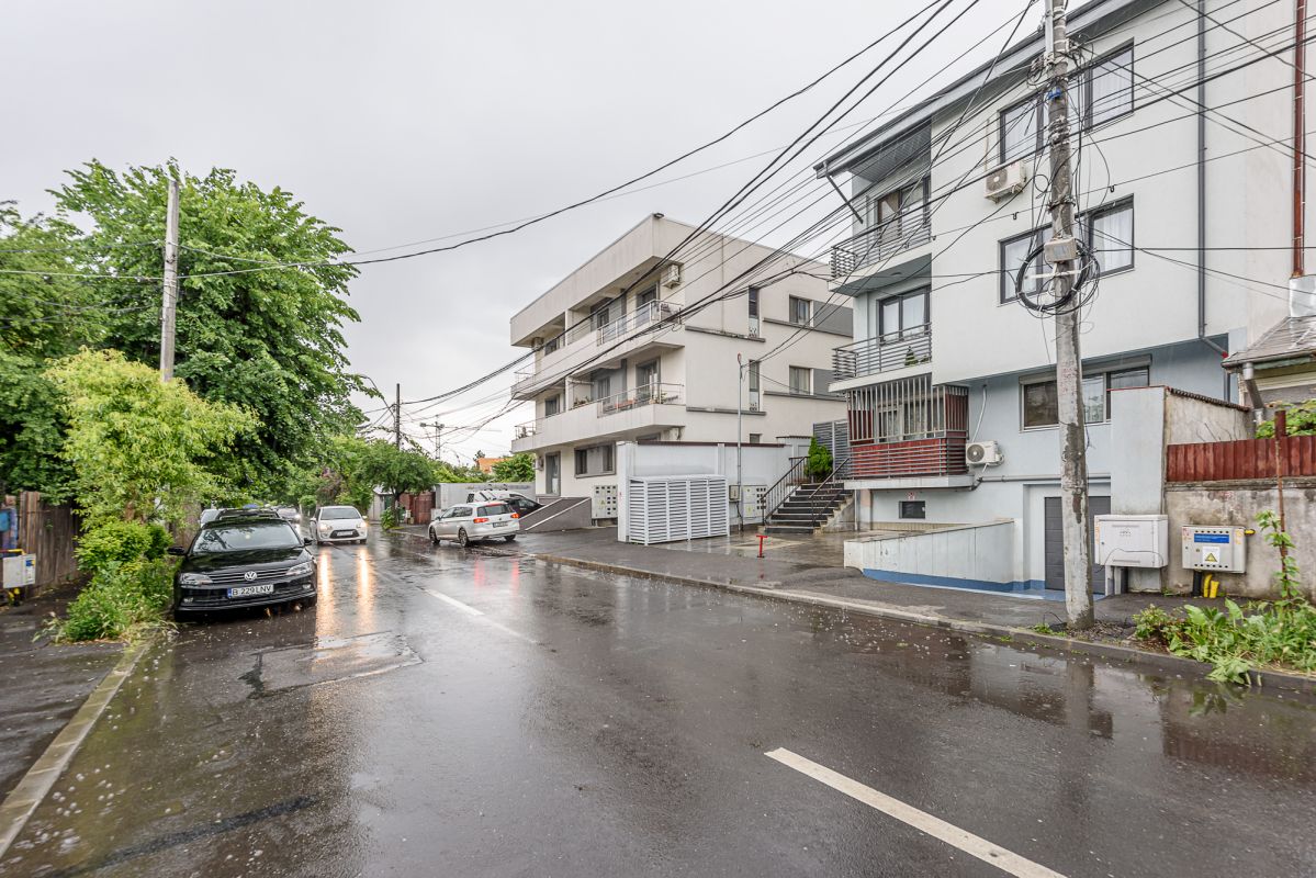 Apartament 3 camere cu curte interioara si garaj 4 parcari